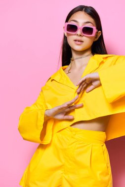 Güzel neşe stüdyoları çekici yaz kızları şık sarı yaşam tarzları moda genç güneş gözlükleri kadın kıyafetleri.