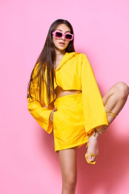 Kadın stüdyosunun modaya uygun saç stili çekici moda portre cazibeli kadın yaşam tarzı güzel güneş gözlükleri şık kız saçı gülümseme uzun duygu, uzun sarı eğlence