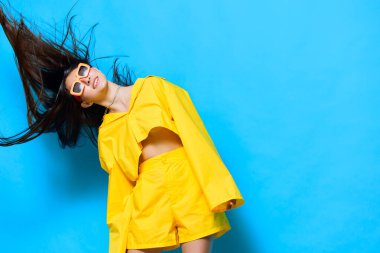 Moda kadını jesti bayan çekici yaşam tarzı güneş gözlüğü sevimli sarı tarz genç mutlu yaratıcı duygu güzellik stüdyosu