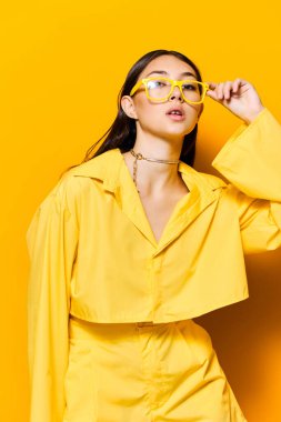 Güzel kadın duyguları stil sahibi genç kız hoş stüdyo yaşam tarzı sarı kadın modayı takip eden tek renkli gözlükler güzel portre beyaz kadın portresi