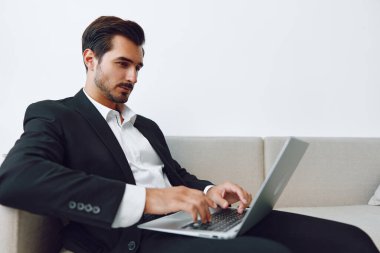 Erkek yaşam tarzı ofisi, dizüstü bilgisayar ev işi rahatlama iletişim iş adamı portre kanepesi çalışan işçi erkek iş dünyası başarı videosu çekici.