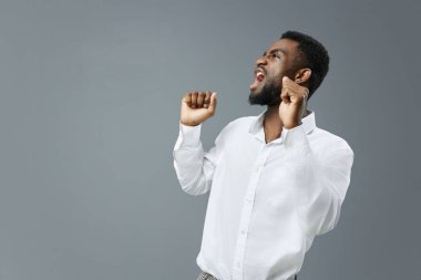 Afro adam menajer Amerikan gömlek fotokopi reklamı beyaz erkek yakışıklı konsept jest adam mutlu Afrikalı iş adamı reklam stüdyosu genç gülümseme