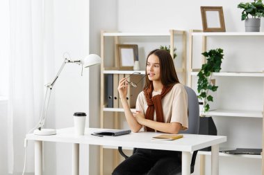 Üniversite masasında eğitim gören genç kız okulu okuyan sevimli genç kız okulunu okuyan, online öğrenci masası hazırlayan mutlu not defteri sınav kızı.