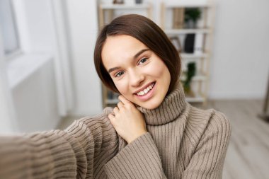 Boş kadın kadın kamera mutlu oda mobil duygu olumlu blog fotoğraf daire güzel blog eğlenceli akıllı telefon özçekim güzel ev telefonu