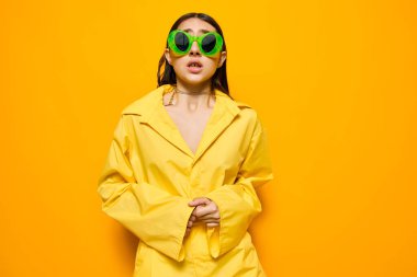 Genç kadın güzel kadın, beyaz kadın, tek renkli moda moda moda moda, neşeli yaz zamanı esmer, çekici güneş gözlükleri, çekici yaşam tarzı sarı.