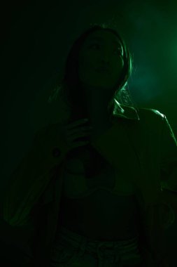 Mor dumanlı kadın siyah sanat, siyah siyah siyah poz veriyor. Siyah, siyah, parlak, parlak, parlak, beyaz, aydınlık, cazibeli, moda, renkli, güzel, yeşil bir gece.