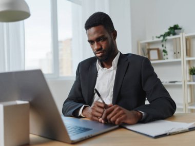 Erkek iş adamı, siyahi Afrika eğitim laptopu teknolojisi boş uzay Amerikan yönetici masası online masa başı Afrikalı ofis genç mesafe bilgisayar Amerikalı serbest çalışan
