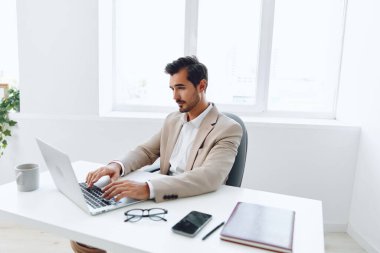 Adam yönetici dizüstü bilgisayar masasında oturan üzgün masabaşı yöneticisi endişeli iş adamı beyaz işçi hayal kırıklığı Kafkasyalı yorgun erkek günlük