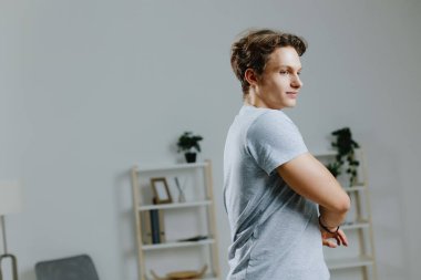 Adam aktif sağIık güçlü oda bilgisayarı kapalı alanda yaşayan halterler karantina altında yaşayan ev yapımı gri spor spor spor spor, erkek yaşam tarzı spor kıyafetleri spor kıyafetleri spor salonu aktiviteleri