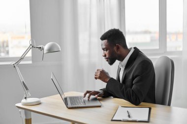 laptop adam eğitim programcısı siyah online serbest çalışan iş yeri genç Amerikan yönetici ofis çalışanı bilgisayar Amerikan öğrenci işleri Afrikalı siber uzay işi