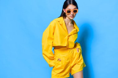 Güzel kadın gülümsüyor genç jest mutlu güneş gözlüğü moda moda modern güzel kız sarı kadın yaşam tarzı yaz aylarında çekici stüdyo insanı