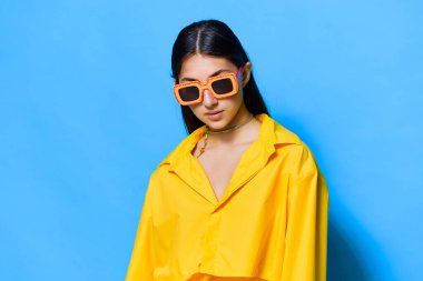 Sarı kadın, genç, izole edilmiş moda yaz eğlencesi çekici saç stili güneş gözlüğü tek renkli kız moda, uzun saç tarzı gözlük beyaz güzel cazibe.