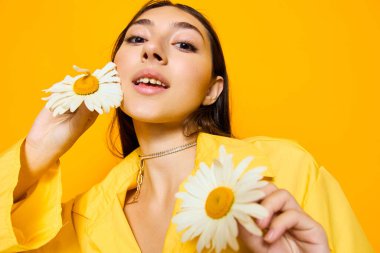 Kadın modası, neşeli kadın sevgililer, oldukça olumlu model portre, güzellik, mutluluk, sarı, genç neşe, papatya günü konsepti, gülümseme, mutlu çiçek, duygu.