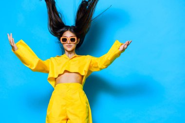 Uzun moda moda gözlükleri mutlu ifade romantik sarı eğlenceli kız neşeli yaz zamanı çekici modern güneş gözlükleri tek renkli beyaz yaşam tarzı güzel saçlar