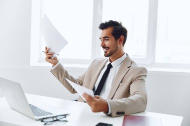 Kafkasyalı iş adamı dizüstü bilgisayar mutlu takım elbise evrak işgali kağıt şirket müdürü profesyonel yönetici kullanım çekici görünümlü işyeri kullanarak