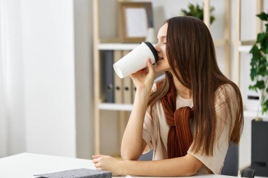 Masa defteri öğrenin masa hazırlama kız sınavı mutlu ofis genç kız öğrenci okulunda beyaz üniversite dairesinde oturuyor.