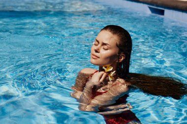 Spa havuzunu gevşeten kadın yaz insanı çekici tatil köyü sağlıklı yaşam tarzı güzellik mayo kadın tatili mavi su portresi lüks vücut yüzüşü