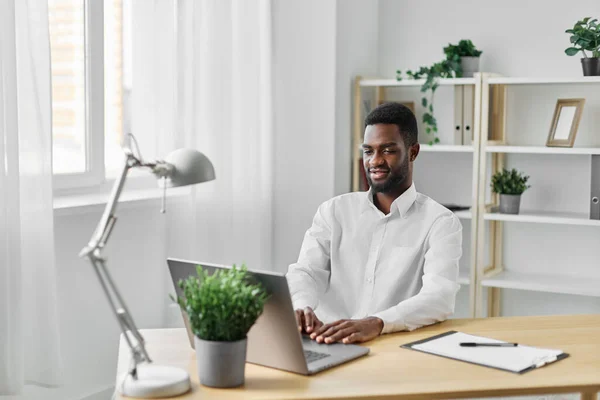 Job Man Desk Web African Call Student Person Table Education — Stock Photo, Image