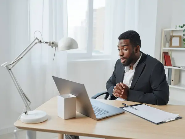 African Man Online Programmer Call Work Computer American Freelancer Student — Stock Photo, Image