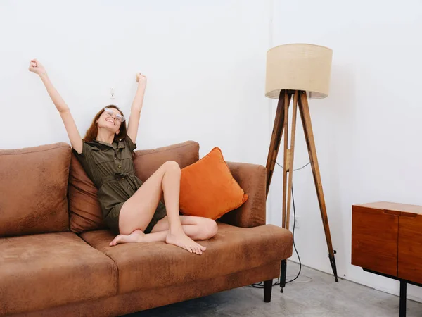 Mulher Modelo Sentado Sofá Casa Sorriso Surpresa Alegria Relaxamento Estilo — Fotografia de Stock
