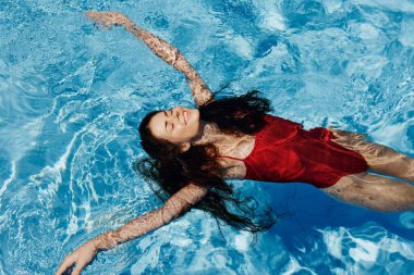 Kadın yaz vücut suyu sağlıklı tatiller genç bikinili kadın havuz sporu beyaz kadın güzel mavi yüzme yaşam tarzı