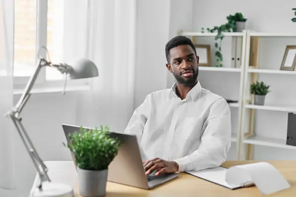 Man Education Looking Freelancer Desk Computer Student African Male Career — Stock Photo, Image