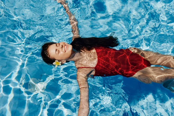 Kadınlar Boş Zamanlarında Yüzer Islak Suda Yüzer Bayan Sporcu Kız — Stok fotoğraf