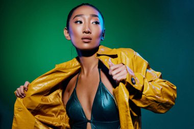 Kulüp kadını açık yeşil dudaklar sarı şık stil disko güzellik moda moda neon parlak genç vogue