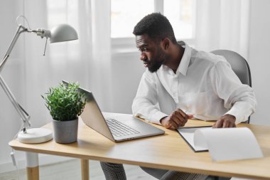 Erkek öğrenci çevrimiçi Afrikalı Afrikalı Eğitim Serbest Dizüstü bilgisayar ofis alanı konferans programcısı genç sohbet işi Amerikan masa başı kurumsal kişi