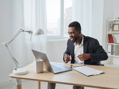 Adam web sohbeti Afrikalı bilgisayar işi online dizüstü bilgisayarcı gülümseyen ofis çalışanı Amerikalı programcı iş adamı Afrikalı genç yönetici