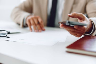 Sayfa işadamı görünümlü kağıt konsept toplantı not iş adamları ofis ofis ofis yakın kalem masa belge yazın başarı planı kapalı masa