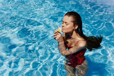 Genç bayan tatil beldesi mayosu yazlık mavi, rahatlatıcı bikinili, Kafkas havuzu tatil yaşam tarzı güzel yüzen kadın.