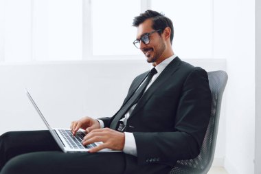 Kazanan iş adamı, başarılı kutlama duygusal ofisi oturan iş adamı mutlu dizüstü bilgisayar işi heyecanlı erkek yaşam tarzı evet genç teknoloji işyeri profesyonel