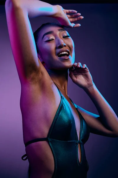 Neon Kvinna Hud Blå Färgglada Ljus Glödande Trendiga Mode Natt — Stockfoto
