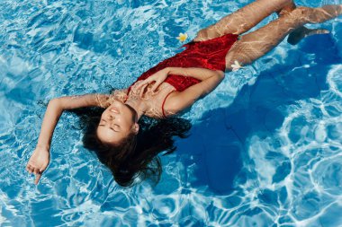 Kadın kadın vücudu tropikal insan mayo giyer mutlu yaz tatilleri dinlendirici mavi havuz yüzer eğlenceli beyaz yaşam tarzı bikini keyfi