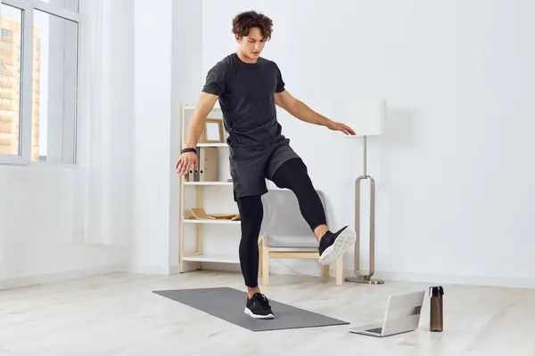 Attività Uomo Attivo Hobby Indoor Tecnologia Benessere Stretching Yoga Muscolare — Foto Stock