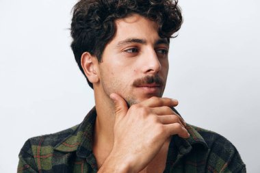 Mutluluk adamı tişörtü bir fotokopi odası yakışıklı genç dost canlısı gülümseme modern hippi saç modayı moda arka plan insan portresi ayakta duran yüz