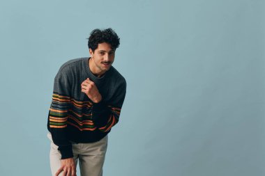 Erkek sakalı, arkadaş canlısı süveter gündelik yakışıklı hippi görünüşlü, telif alanı el resmi stüdyo saçı gülüşü modern moda.