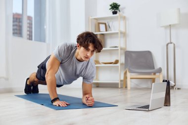 hobi erkek aktivitesi spor fitness gri kaslı apartman egzersiz evi ev egzersizi kapalı alanda egzersiz kas sağlığı halterleri yaşam tarzı.