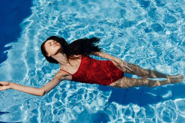 Kadın mavi spor vücut güzellik tatili genç eğlence yaşam tarzı havuz yüzücüsü güzel bayan bikinili kişi yaz mevsimi sağlıklı yüzüyor