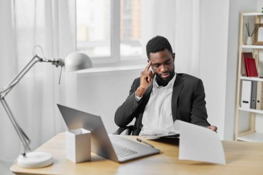 Afrikalı dizüstü bilgisayar kullanan genç ofis girişimcisi bilgisayar online Amerikan serbest meslek öğrencisi erkek eğitim modern gülümseyen kariyer