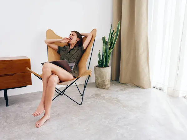 Freelance Mulher Sentada Cadeira Com Laptop Trabalho Casa Bocejando Sonolento — Fotografia de Stock