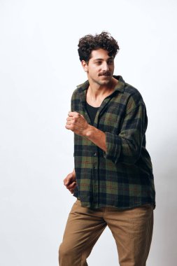 Yetişkin adam çekici moda yakışıklı moda moda taklit mekan stili doğal gömlek jesti güler yüzlü hippi saçlar neşeli