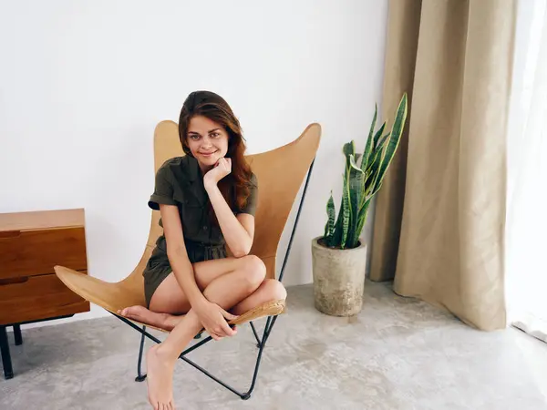 Mulher Sentada Uma Cadeira Casa Belo Sorriso Diversão Relaxamento Moderno — Fotografia de Stock
