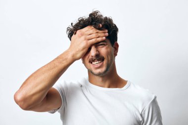 Kapanış adamı moda portresi beyaz günlük hipster arka plan mutlu izole edilmiş kollu tişört genç adam genç hayat tarzı siyah gülümseme ciddi