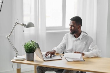 Boş adam uzay öğrencisi online iletişim işçisi internet dizüstü bilgisayar Afrikalı ofis bilgisayarcı serbest çalışan kurumsal gülümseme eğitimi serbest meslek siber uzay konferansı