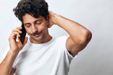 Tişörtçü adam internet telefon teknolojisi beyaz portre günlük yaşam tarzı genç alışveriş, akıllı sohbet hipster iş seyahatleri internet