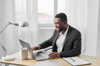 Adam ofisini modern Afrika web eğitim merkezi olarak adlandırıyor çevrimiçi Amerikan siber uzay iş bilgisayarı iş adamı internet kariyeri bilgisayar kariyeri serbest bilgisayarcı masası