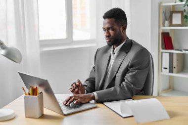 Man office afrikalı serbest bilgisayar öğrencisi boş bilgisayar öğrencisi web masası çevrimiçi yönetici erkek dizüstü bilgisayar çalışanı eğitim görevlisi Amerikan uzay işi masasında gülümsüyor