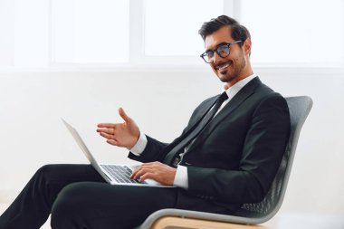 Resepsiyonist erkek yaşam tarzı portre işi mutlu girişimci iş yeri teknolojisi yetişkin ofis çalışanı şirket başarısı dizüstü bilgisayar